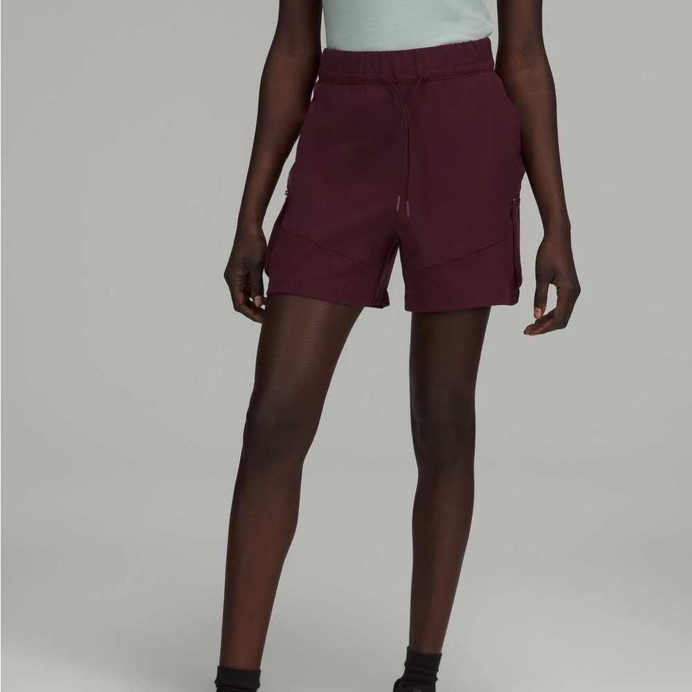 Lululemon relaxed high rise cargo short 4.5”